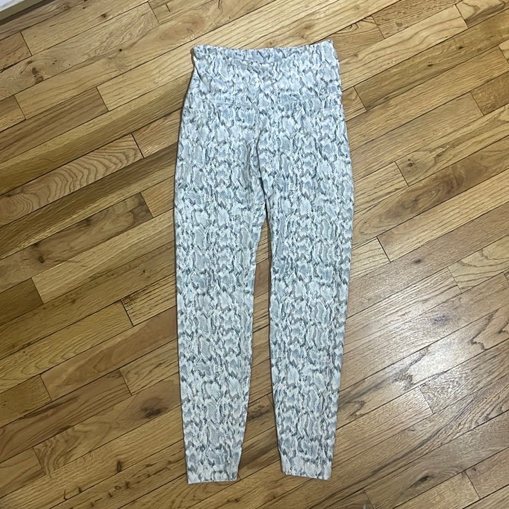 Fabletics 7” leggings with teal/blue pattern in size small